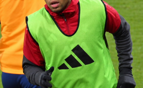 Rio Ngumoha wearing a green training bib during a Liverpool warm-up at Craven Cottage in January 2026.