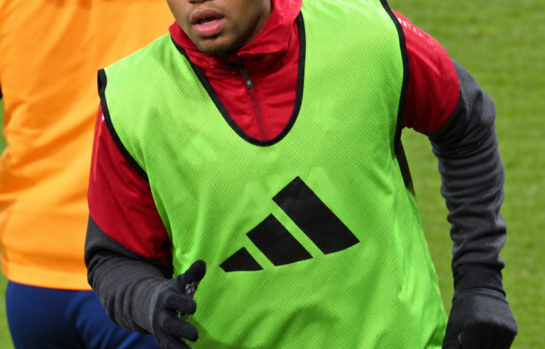 Rio Ngumoha wearing a green training bib during a Liverpool warm-up at Craven Cottage in January 2026.