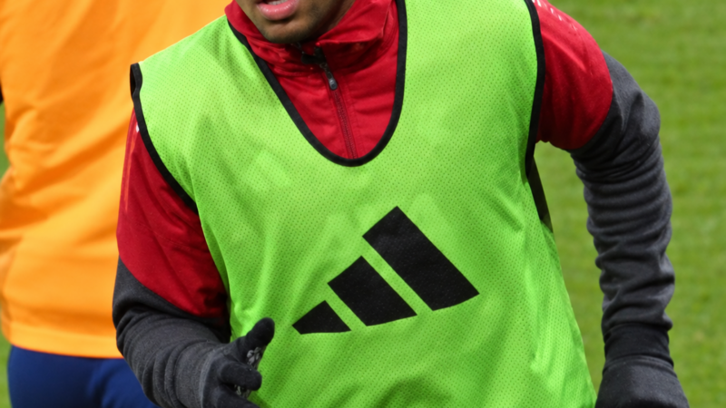 Rio Ngumoha wearing a green training bib during a Liverpool warm-up at Craven Cottage in January 2026.